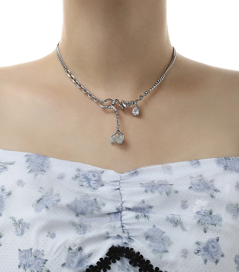 Blauwe glaciale ketting